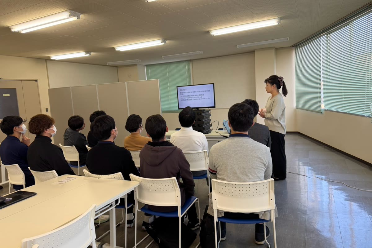 社内研修で経費と業務フローの見直しを説明する様子