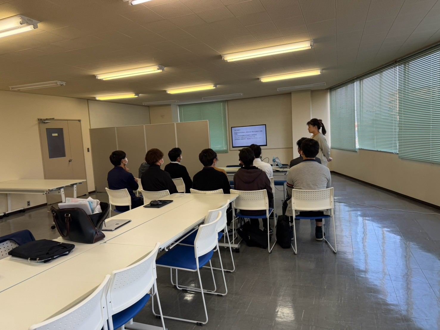 研修室で受講者が並び社内勉強会を受けている様子