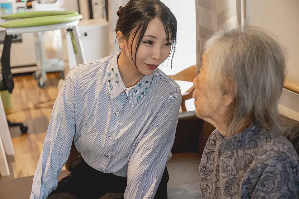 利用者さんと笑顔で話すケアマネジャー