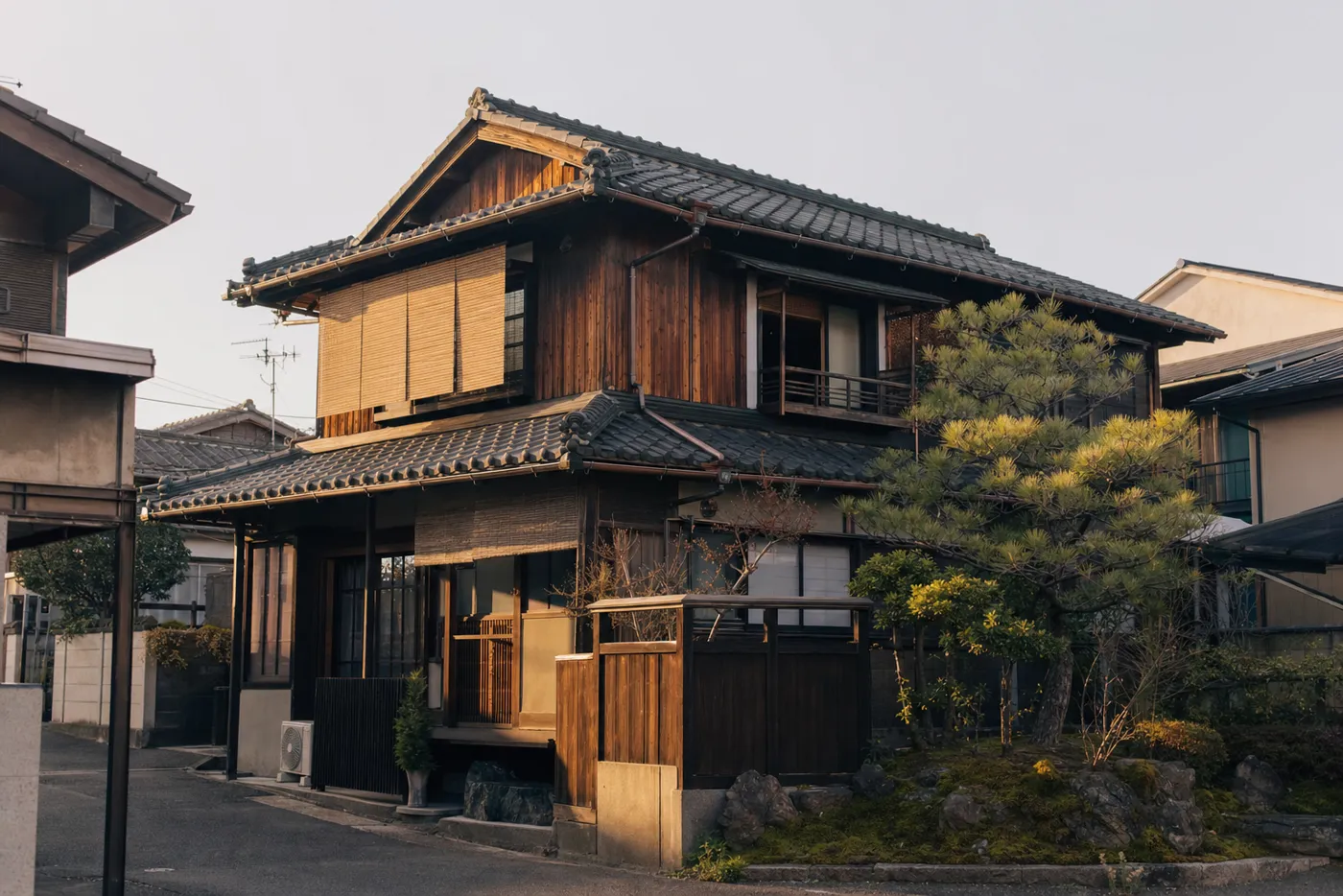 夕方の光があたる、手入れの行き届いた木造2階建ての家(イメージ写真)
