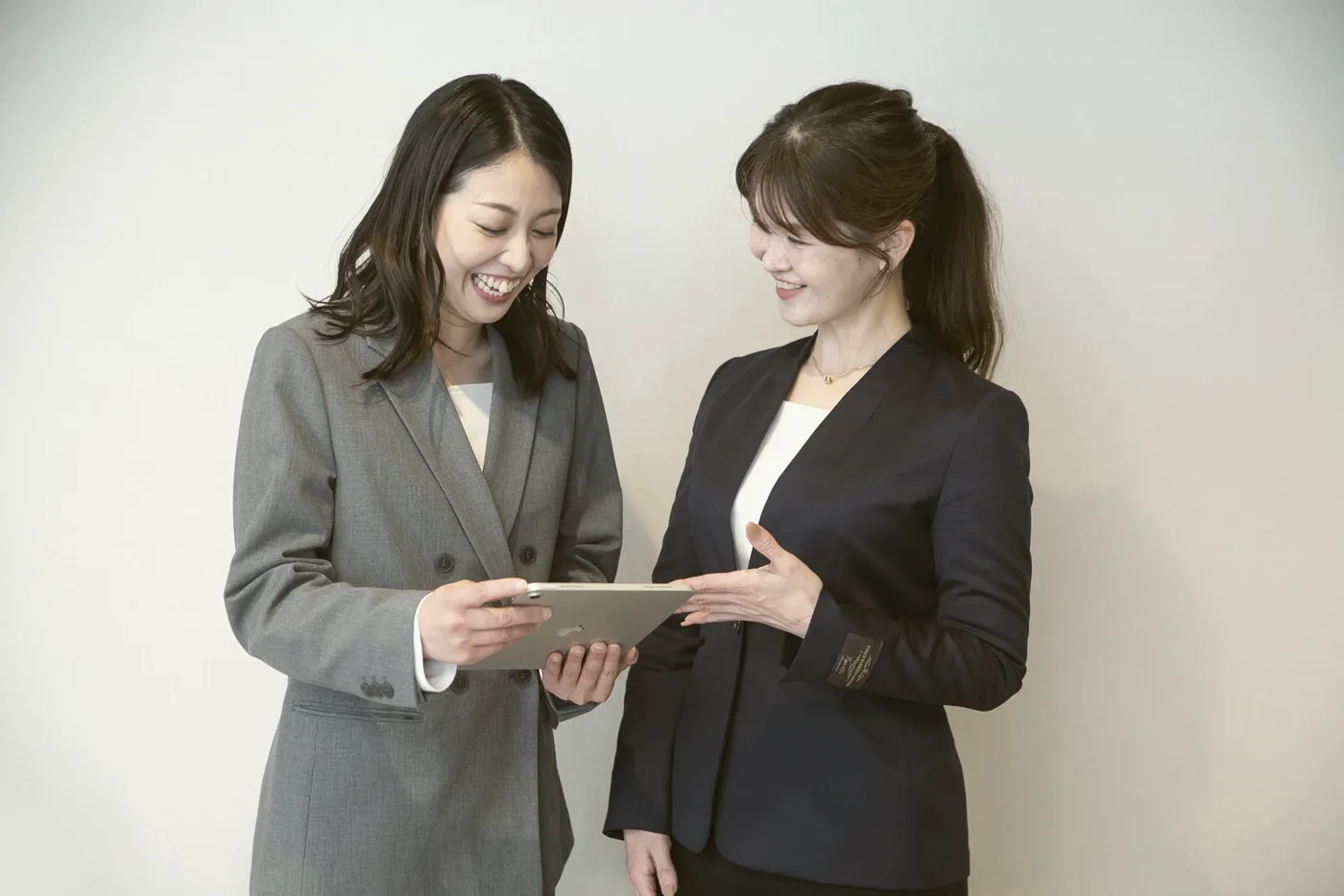 タブレットを見ながら話すスタッフ2人