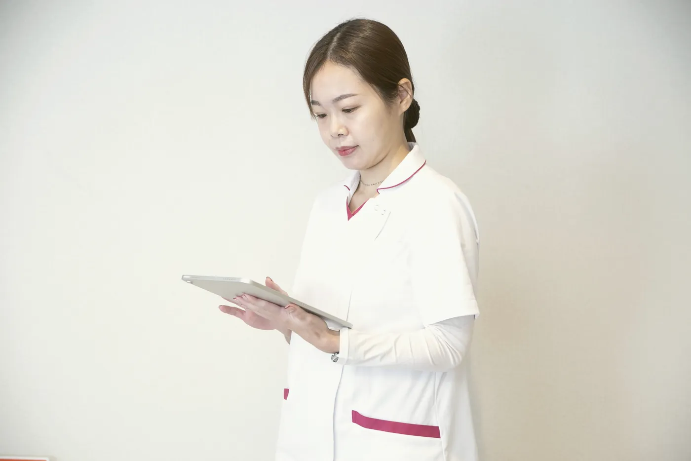 タブレットを持つ白衣のスタッフ