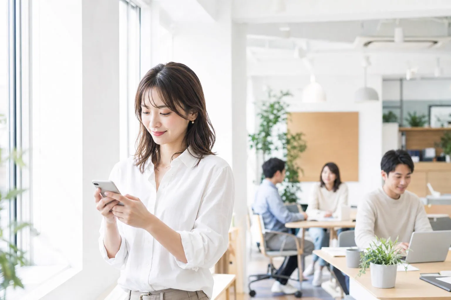 スマホのLINEで職場アンケートに答える人（イメージ写真）