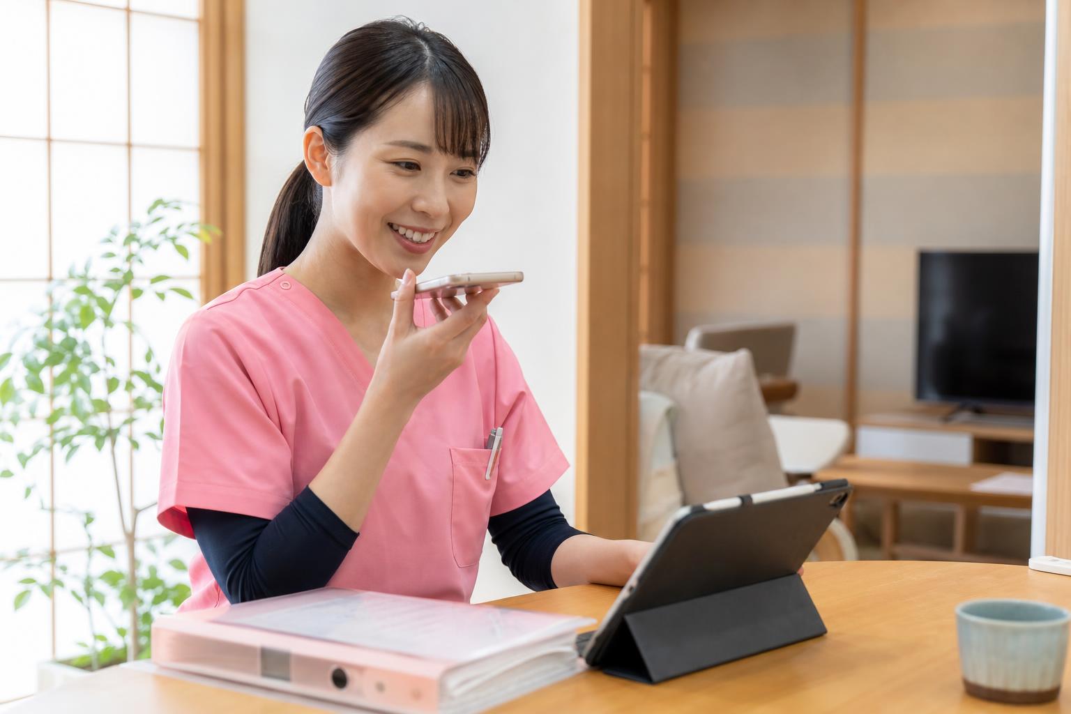介護記録をAIで効率化する方法｜訪問介護の記録作成を1/3の時間に