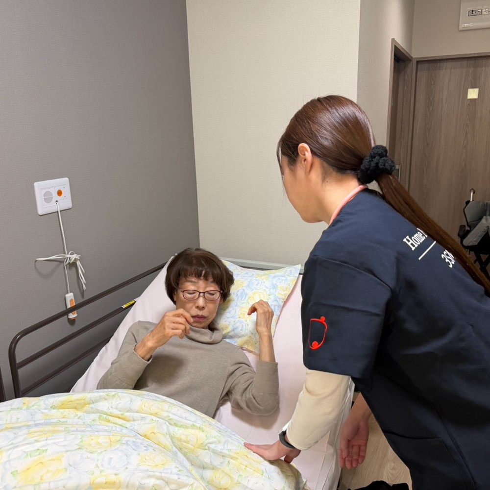 ベッドサイドで看護スタッフがケアと観察を行う様子