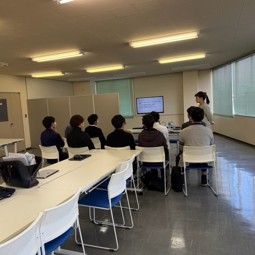 記録を見ながら確認し合うスタッフ