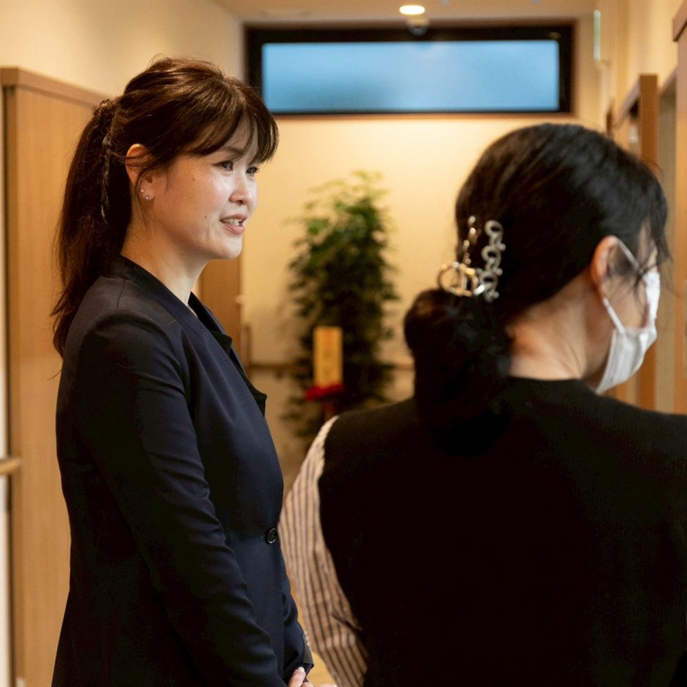 事業所で記録の運用を相談する様子