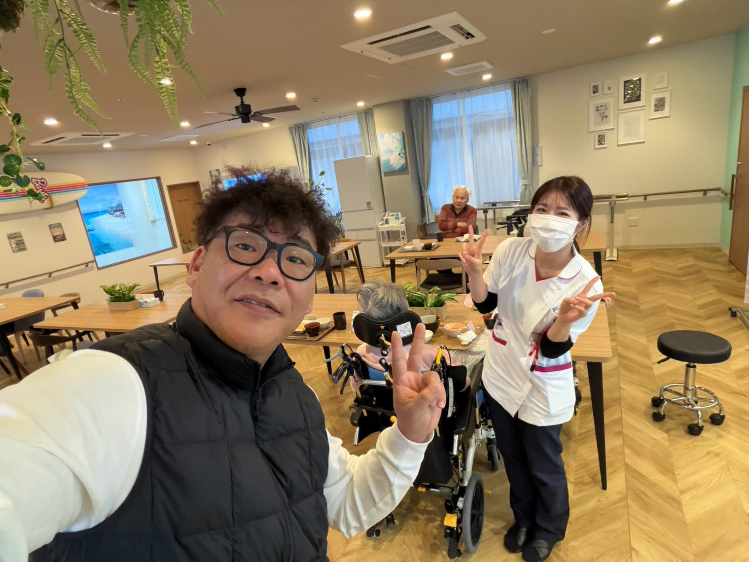 施設の現場でスタッフと言葉を交わす様子