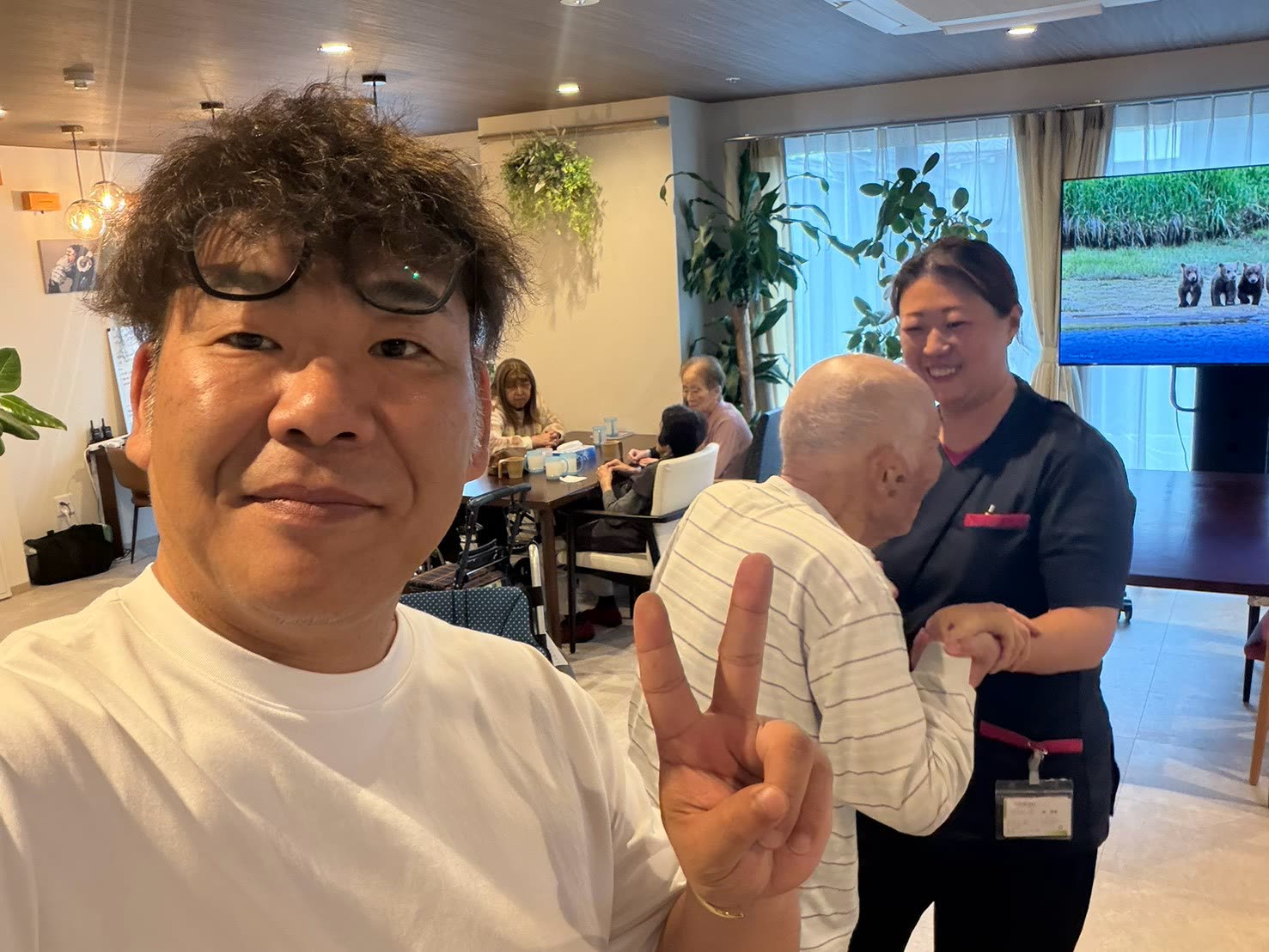 施設内で利用者・スタッフと交流する様子