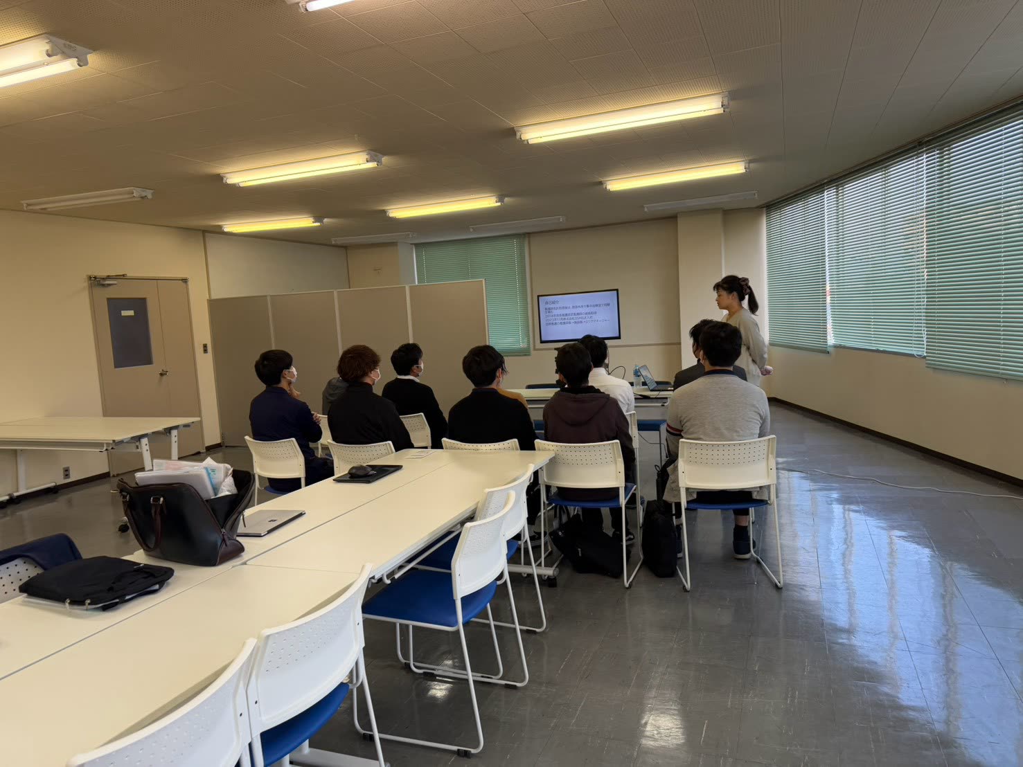 研修室で受講者が講義を聞く様子