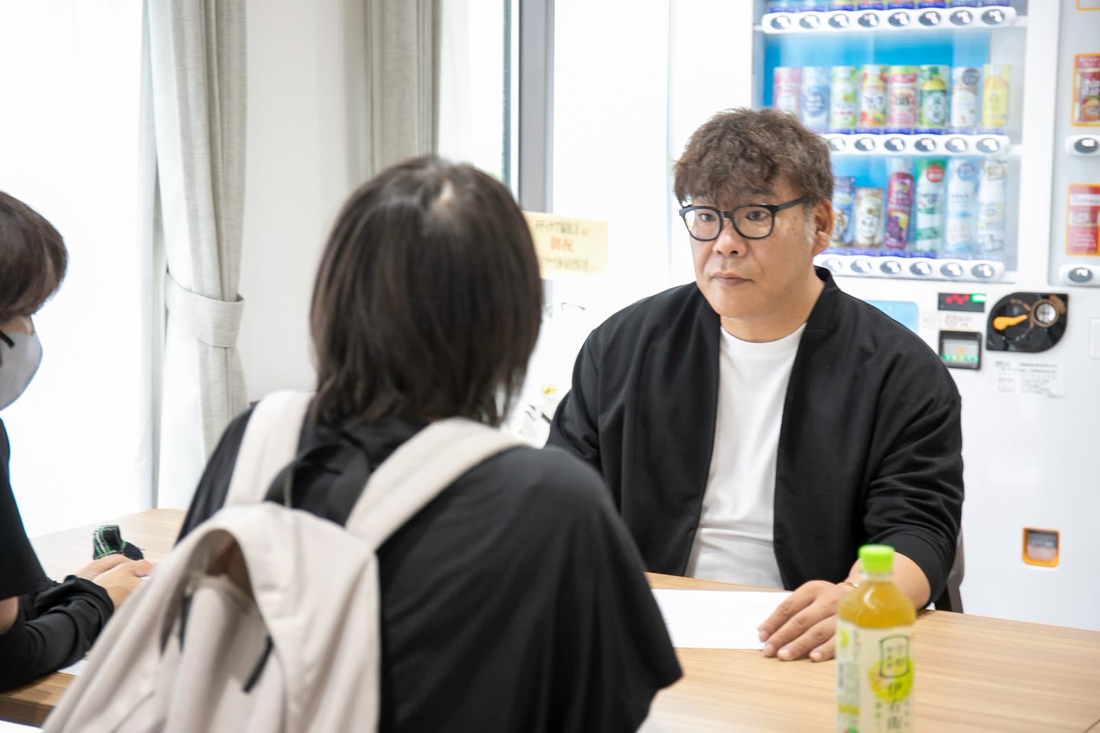 面談で話を聞く関連会社3SMILEのスタッフ（実写）