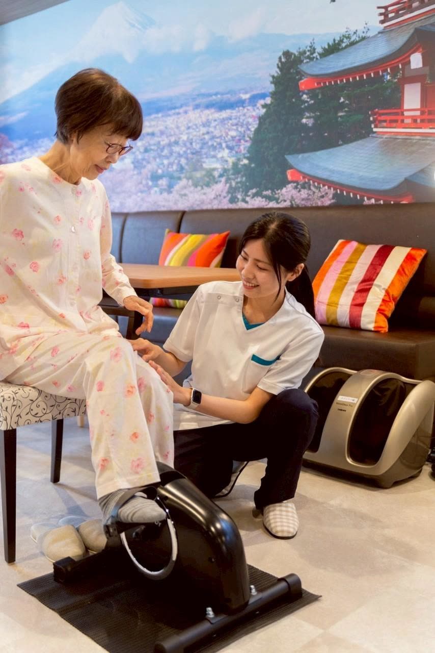 本部で数字を確認する関連会社3SMILEのスタッフ（実写）