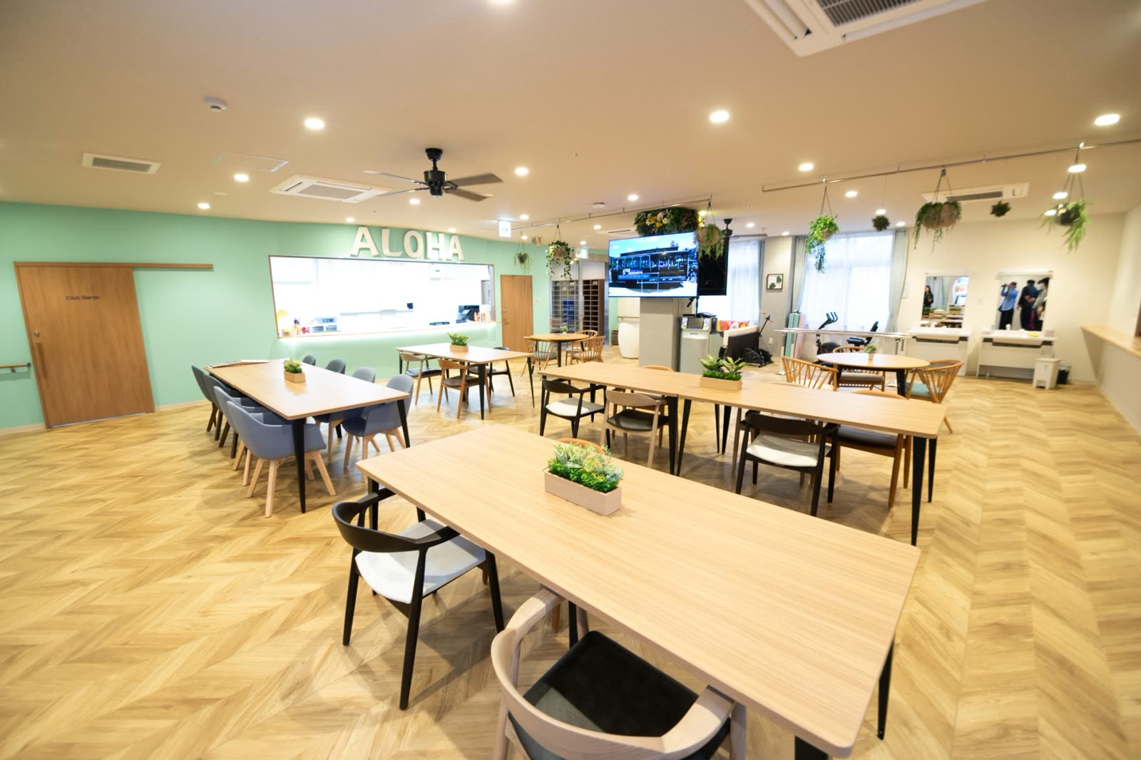 施設の食堂に光が差し込むテーブル席（関連会社3SMILE・実写）