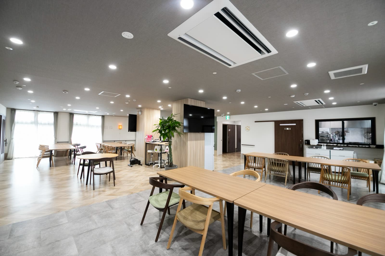 3SMILEの施設の明るい食堂・共用スペース（実写）