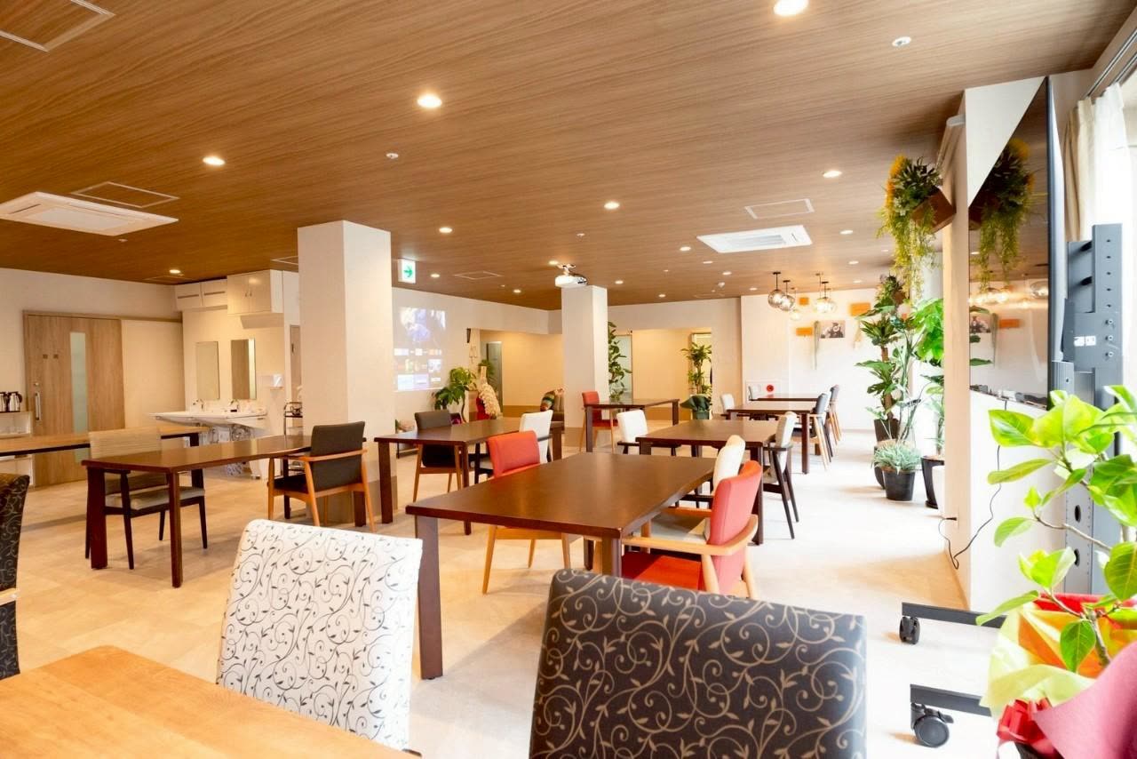 施設の食堂・共用フロア（関連会社3SMILE・実写）