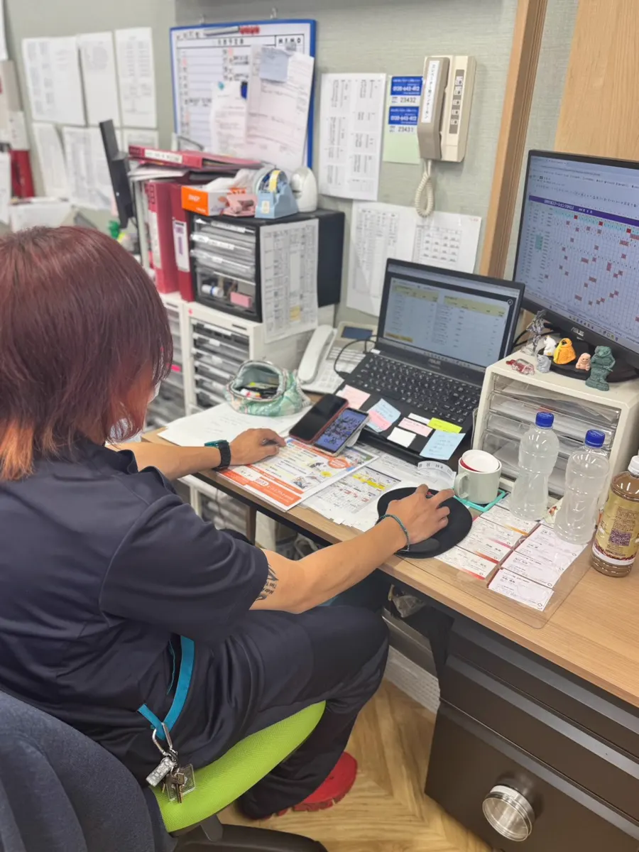 事務所のパソコンで入力する職員