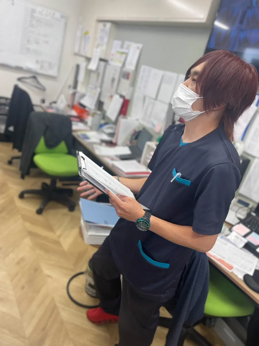 事務所で書類を読む職員