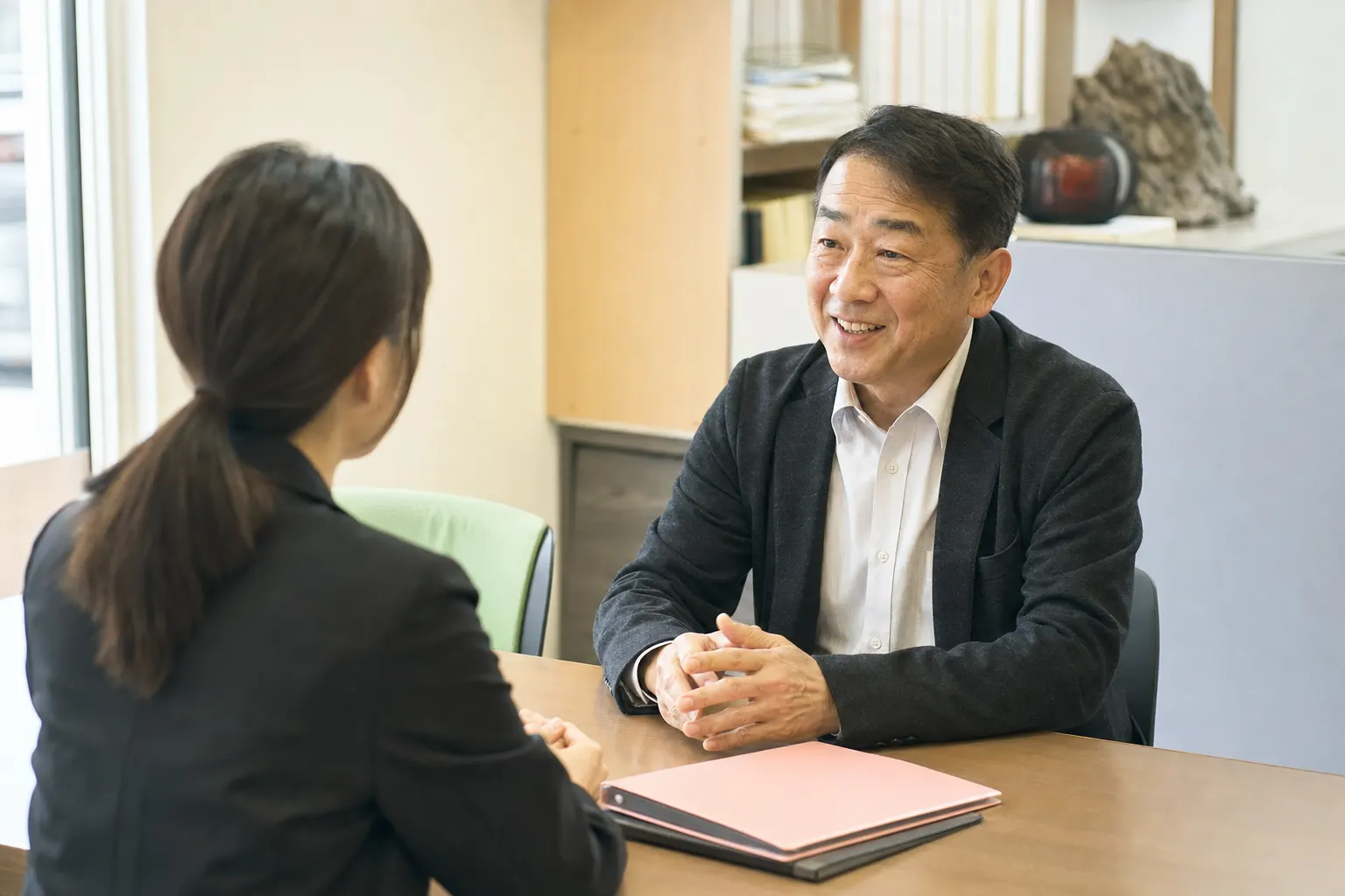 小さな不動産会社で社長と応募者が面接をしている(AIで生成したイメージ)