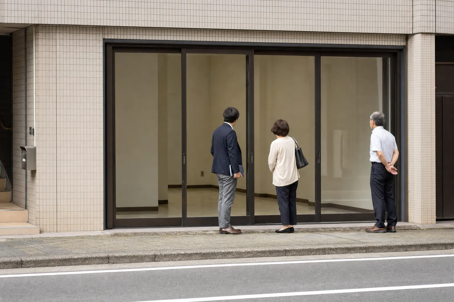 小さな商業ビルの1階の空き店舗（AIで生成したイメージ）